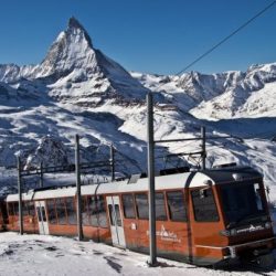 Stadler-Rail-Zug am Gorengrat vor verschneiten Bergen