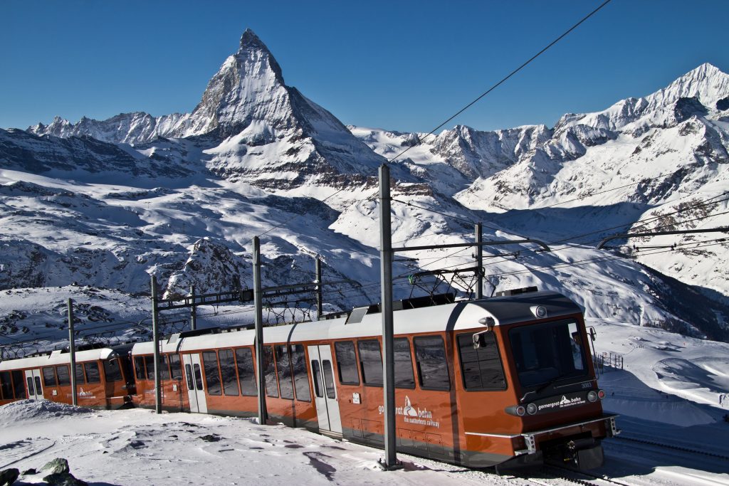 Stadler-Rail-Zug am Gorengrat vor verschneiten Bergen